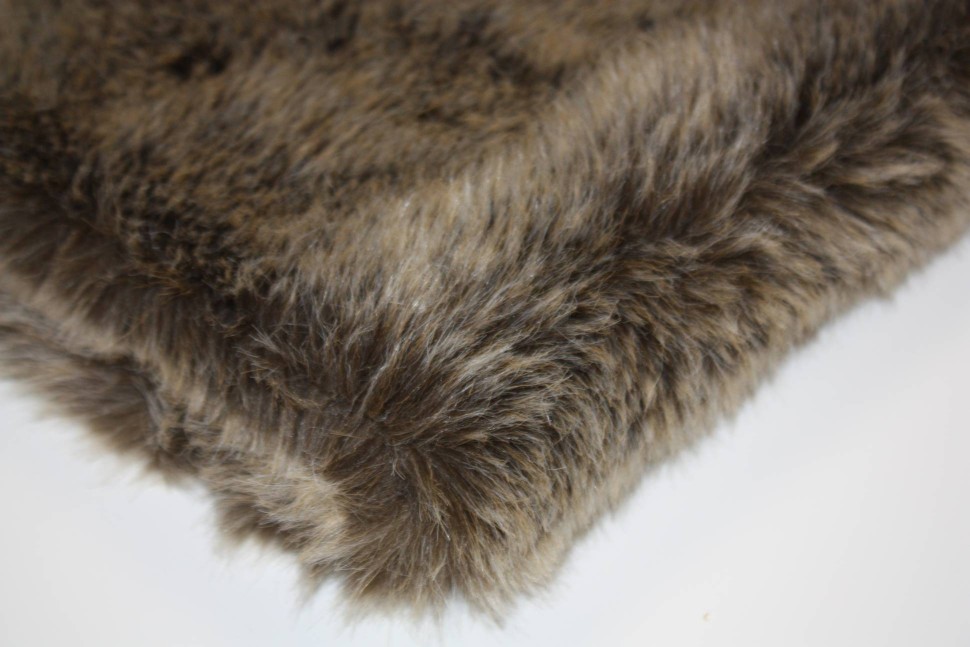 Выпутавшееся из густого меха. Белый искусственный мех. Искусственный мех длинноворсовый. Коричневый мех. Густой мех.